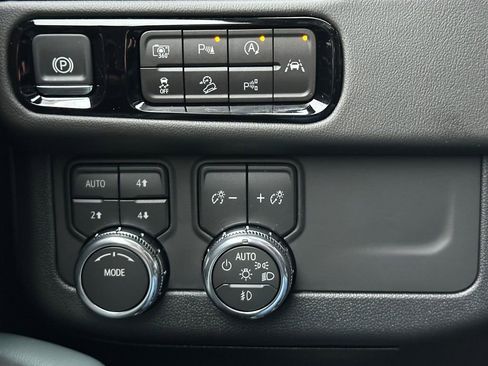 New 2026 GMC Yukon XL AT4 image 32