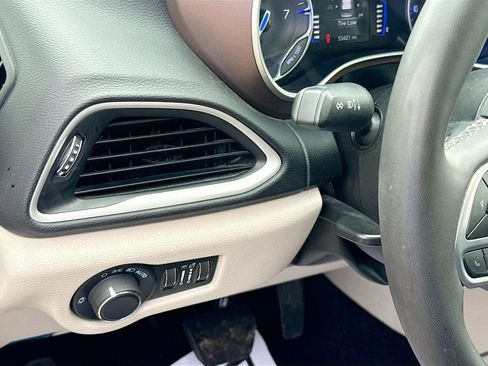 Used 2023 Chrysler Voyager LX FWD image 11