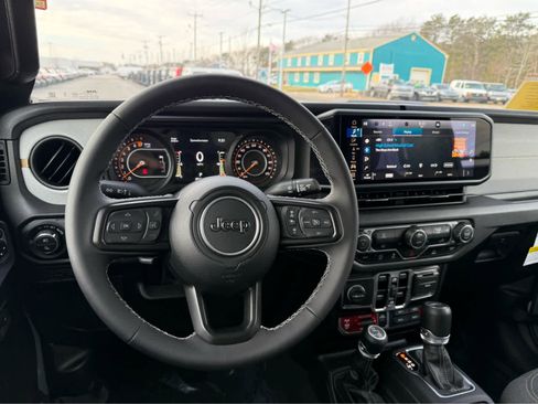 Used 2025 Jeep Gladiator Sport image 16