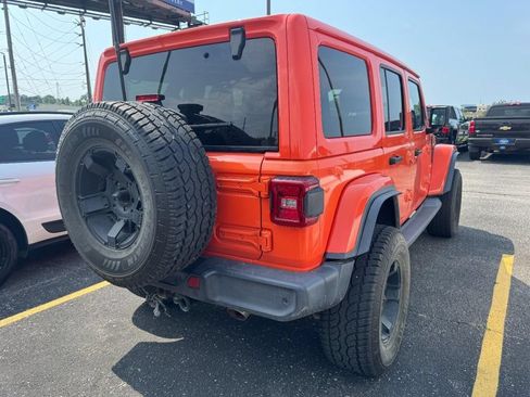 Used 2018 Jeep Wrangler Unlimited Sahara w/ Dual Top Group AWD/4WD image 10