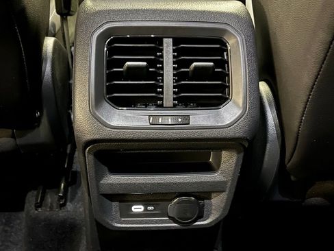 Used 2022 Volkswagen Tiguan SE image 19