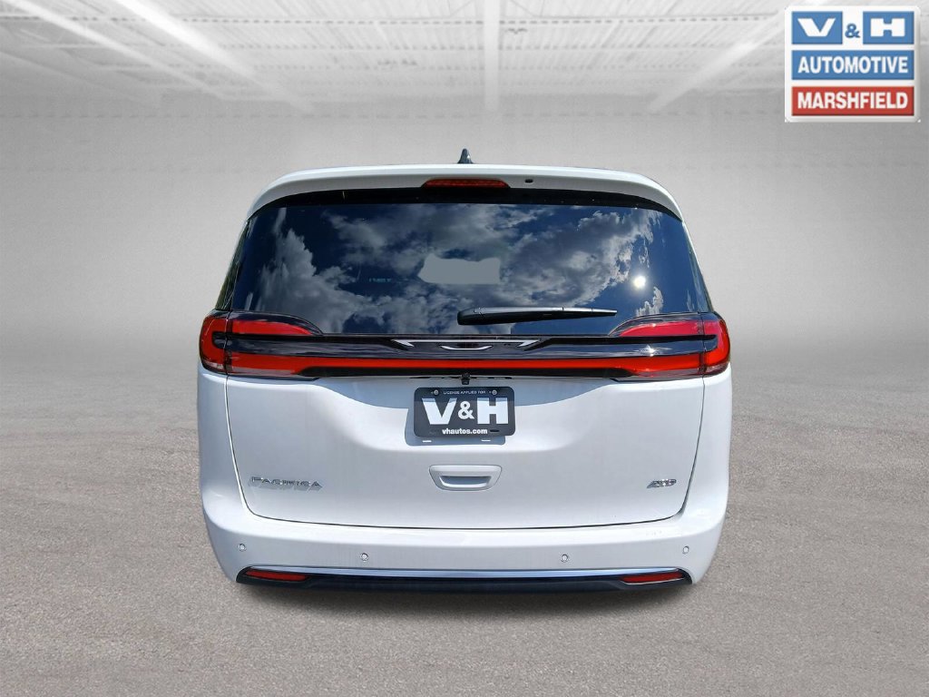 New 2027 Chrysler Pacifica Select w/ Family Tech Group AWD/4WD image 6