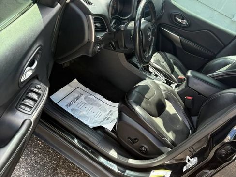 Used 2019 Jeep Cherokee Latitude Plus FWD image 7