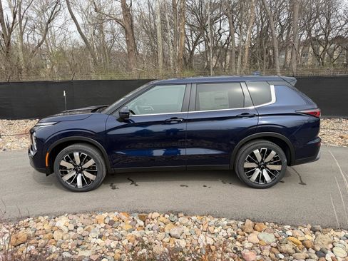 New 2026 Mitsubishi Outlander SE image 2