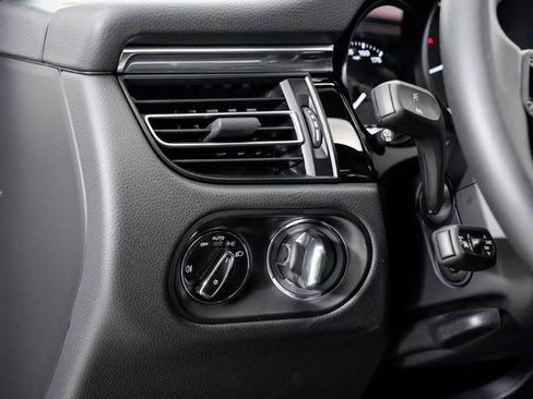 Certified 2025 Porsche Macan image 11