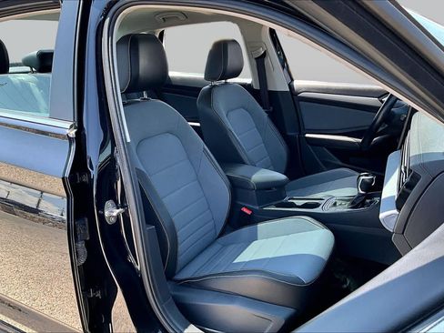 Used 2025 Volkswagen Jetta SE FWD image 9