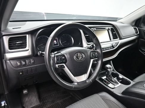 Used 2019 Toyota Highlander Plus AWD/4WD image 13