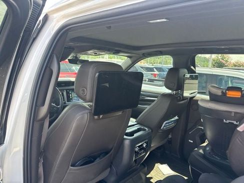 Used 2022 GMC Yukon XL Denali w/ Denali Ultimate Package AWD/4WD image 12
