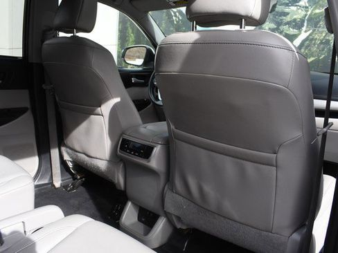 Used 2019 Toyota Highlander XLE w/ Carpet Mat Package (TMS) image 28