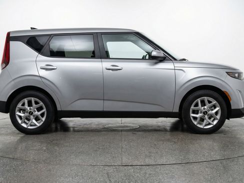 Used 2025 Kia Soul LX w/ LX Technology Package image 8