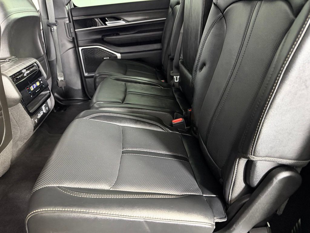 Used 2023 Jeep Wagoneer Series III w/ Preferred Equipment Group AWD/4WD image 29