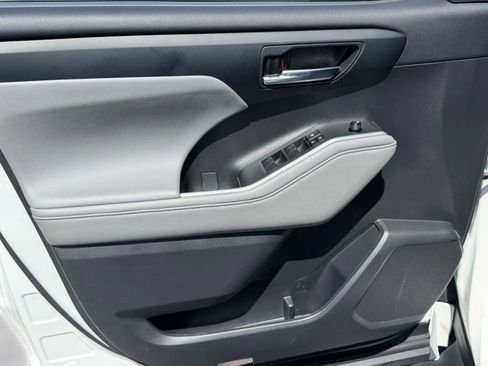 Used 2023 Toyota Highlander XLE image 13