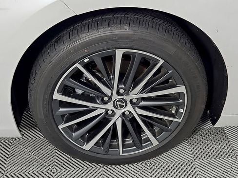 Used 2025 Lexus ES 300h w/ Premium Package image 9