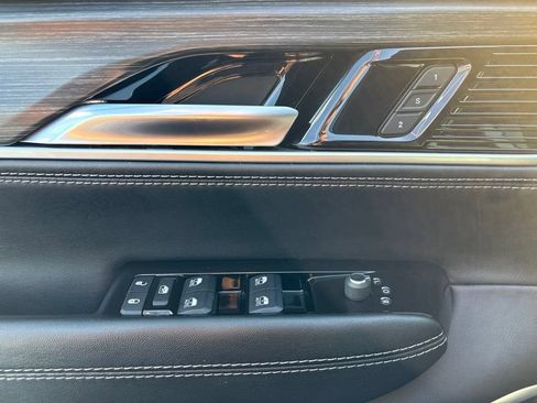 Used 2023 Jeep Wagoneer Series III w/ Preferred Equipment Group AWD/4WD image 17