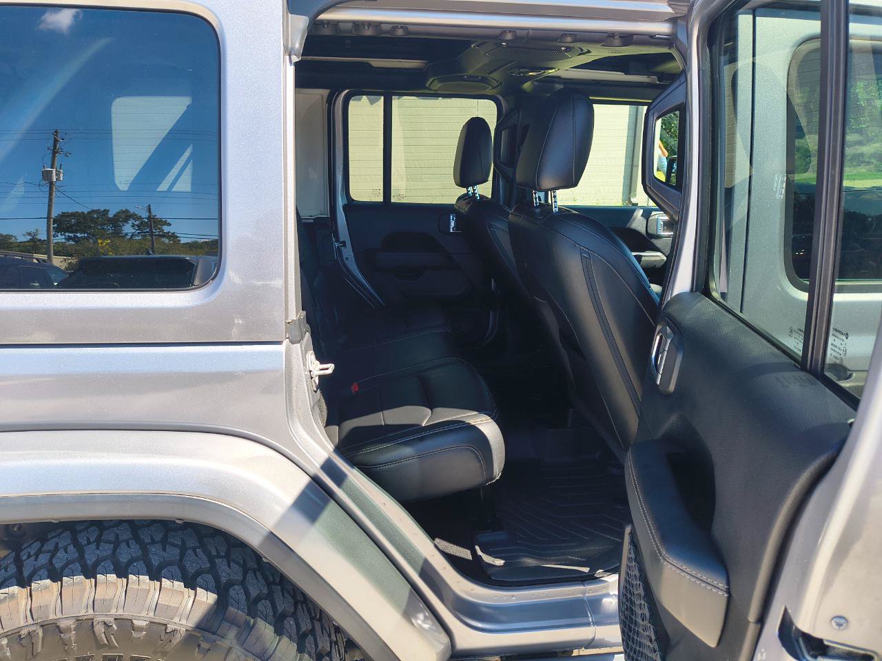 Used 2018 Jeep Wrangler Unlimited Sahara AWD/4WD image 10