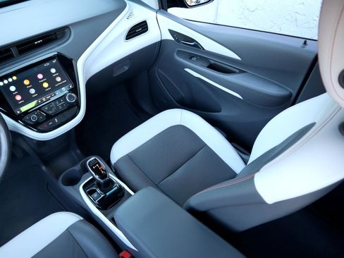 Used 2020 Chevrolet Bolt Premier w/ Infotainment Package image 18