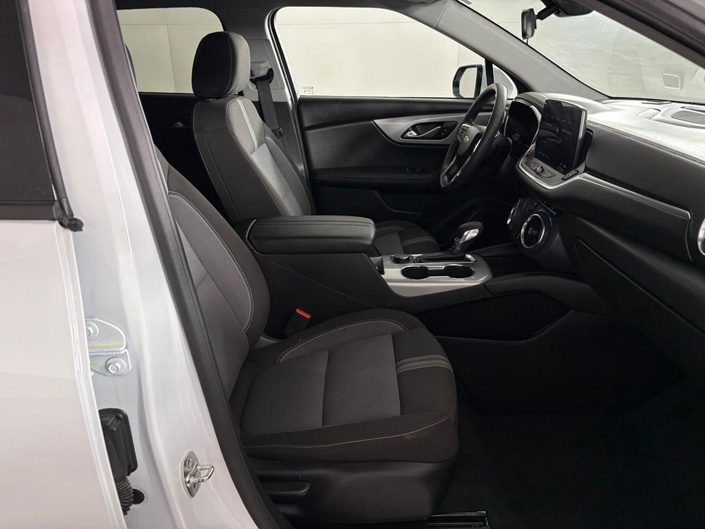 Used 2025 Chevrolet Blazer LT FWD image 38