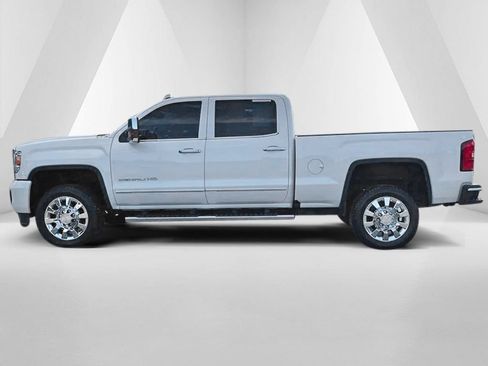 Used 2018 GMC Sierra 2500 Denali w/ Suspension Package, Off-Road AWD/4WD image 4
