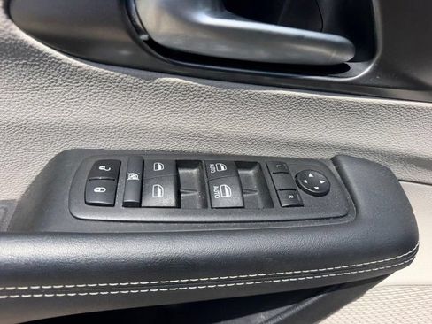 Used 2024 Chrysler Pacifica Touring-L FWD image 21