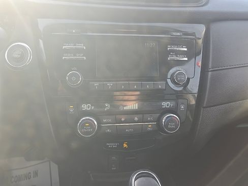 Used 2017 Nissan Rogue SV image 20