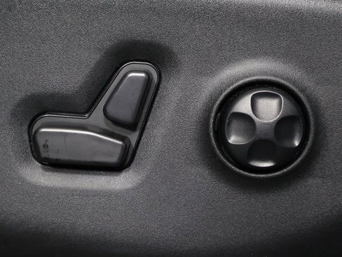 Used 2024 Chrysler Pacifica Touring-L image 27