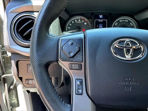 Used 2022 Toyota Tacoma TRD Off-Road w/ Technology Package AWD/4WD image 10
