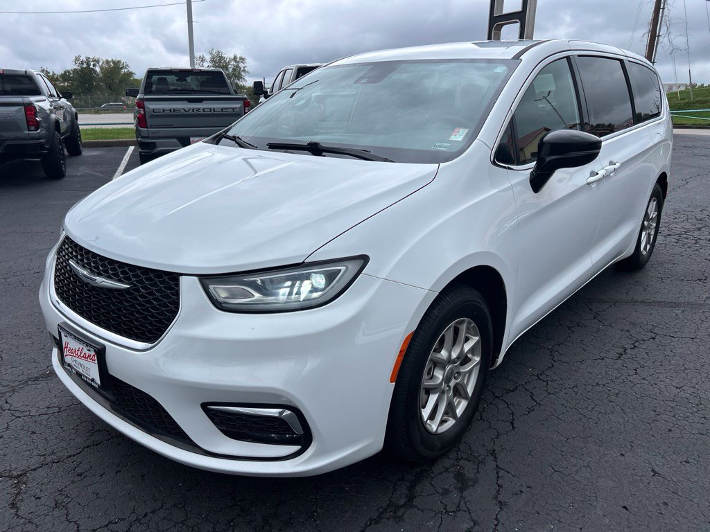 Used 2025 Chrysler Pacifica Select FWD image 9