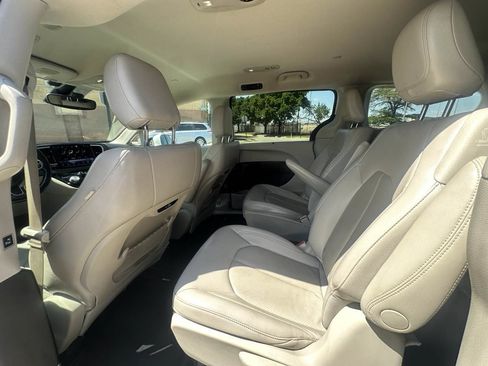 Used 2021 Chrysler Pacifica Touring-L FWD image 34