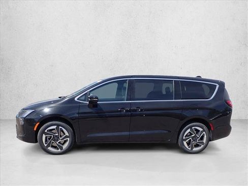 New 2027 Chrysler Pacifica Limited AWD/4WD image 2