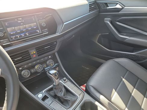 Used 2022 Volkswagen Jetta SE image 19