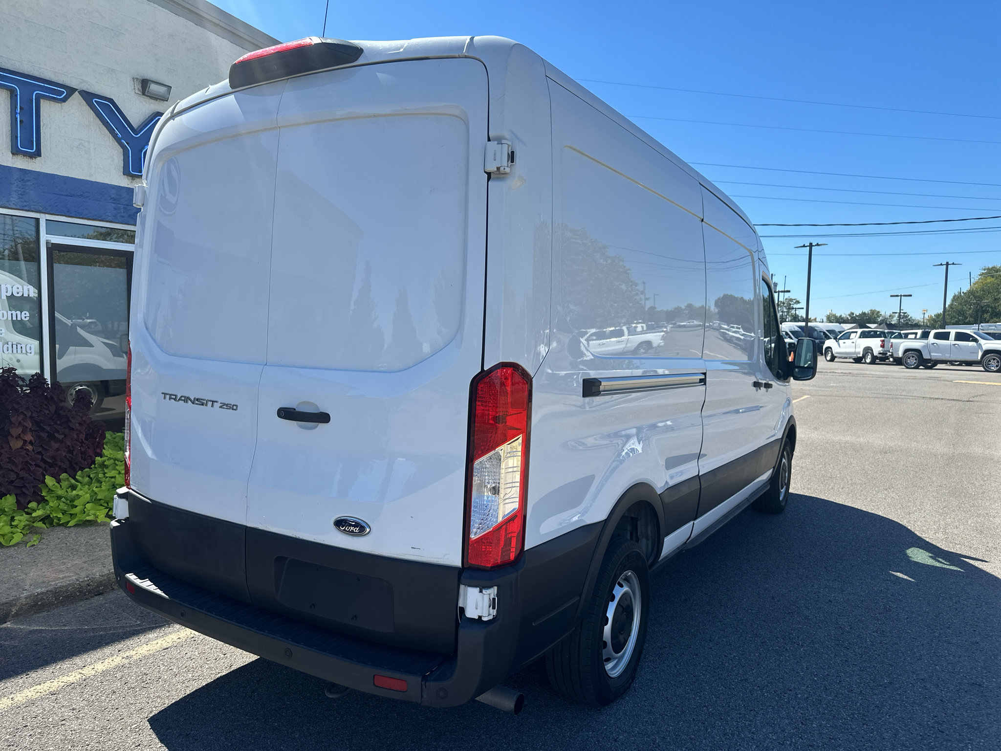 Used 2023 Ford Transit 250 Medium Roof w/ Load Area Protection Package RWD image 4