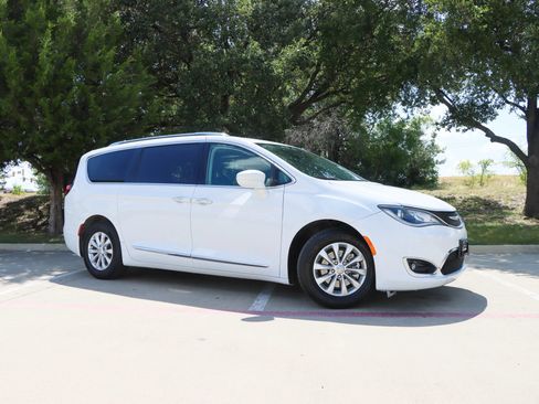 Used 2018 Chrysler Pacifica Touring-L FWD image 1