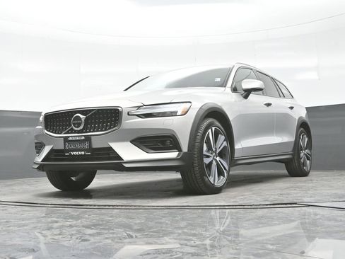 Used 2025 Volvo V60 B5 Cross Country Plus AWD/4WD image 26