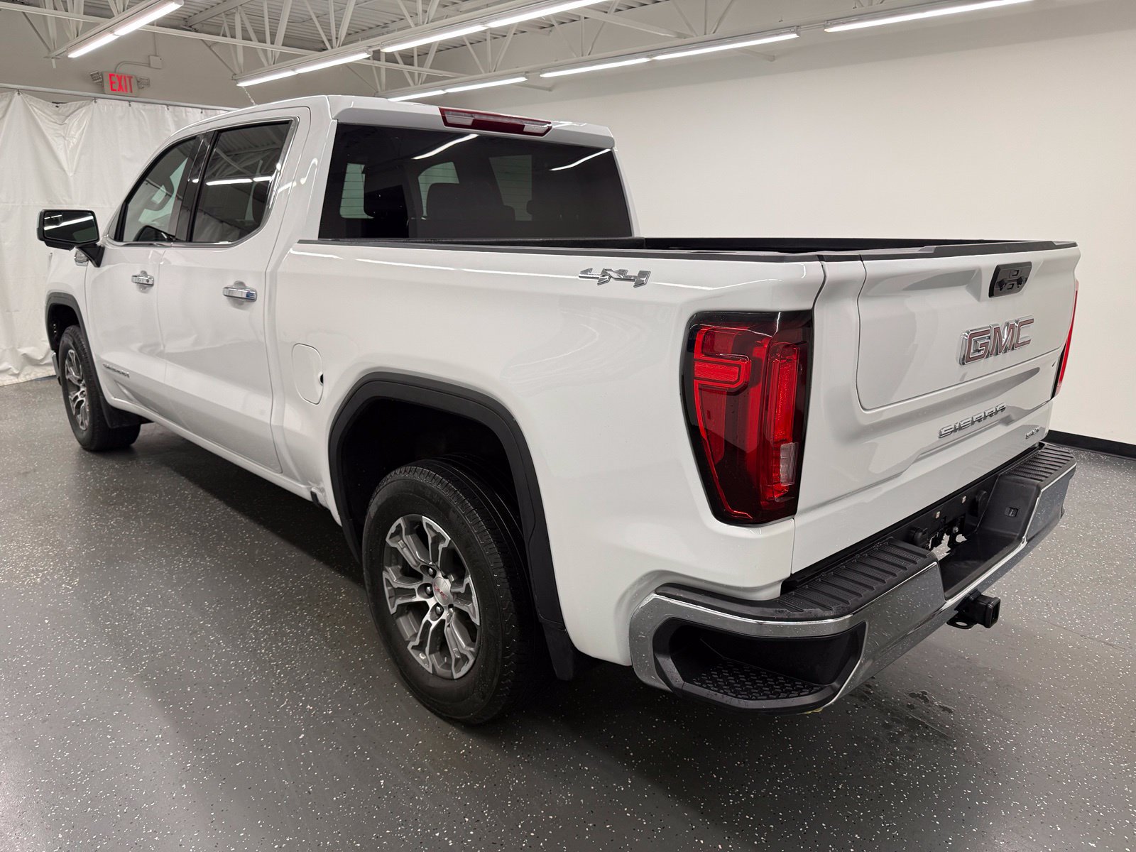 Used 2025 GMC Sierra 1500 SLT AWD/4WD image 3