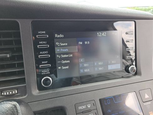 Used 2020 Toyota Sienna L FWD image 17