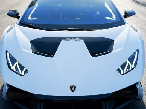 Used 2022 Lamborghini Huracan STO RWD image 3