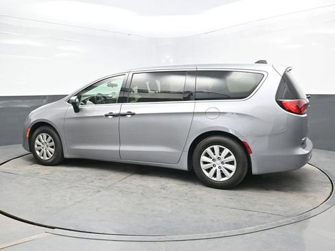 Used 2020 Chrysler Voyager L FWD image 4