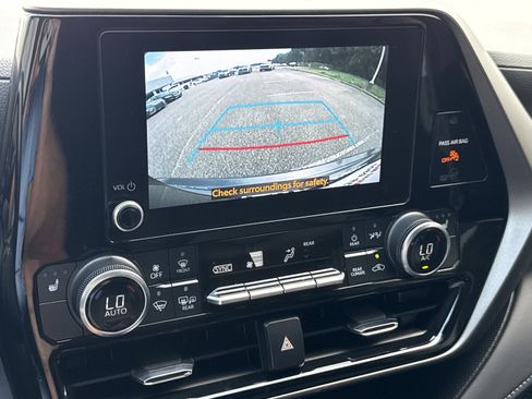 Used 2024 Toyota Highlander XLE AWD/4WD image 27