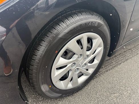 Used 2017 Hyundai Elantra SE image 24