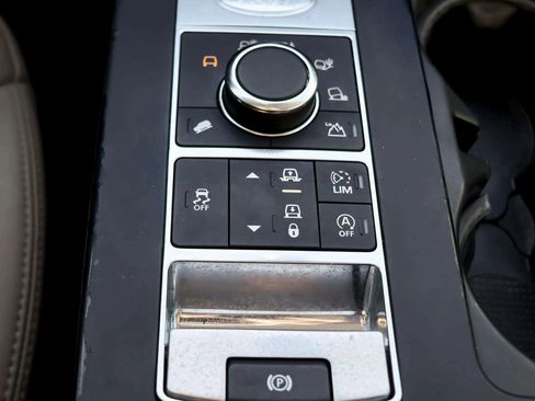 Used 2018 Land Rover Discovery SE image 21