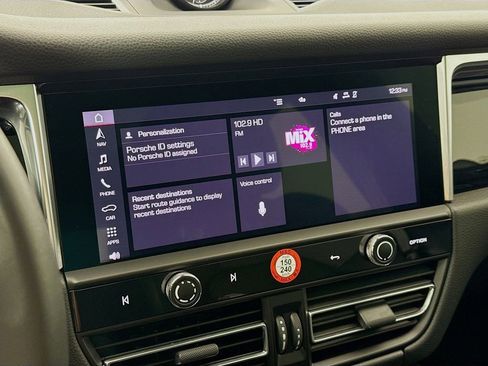 Certified 2025 Porsche Macan image 19