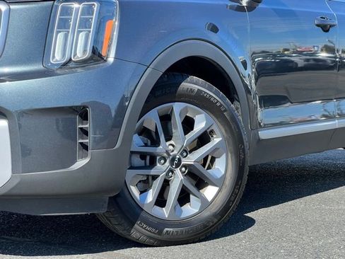 Used 2023 Kia Telluride LX image 2