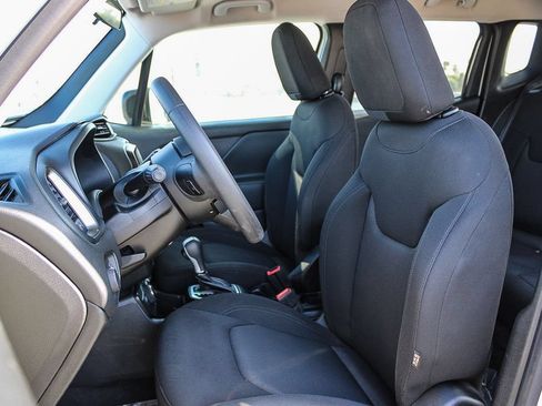 Used 2023 Jeep Renegade Latitude AWD/4WD image 18