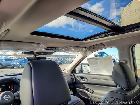 New 2025 Nissan Pathfinder Platinum image 12