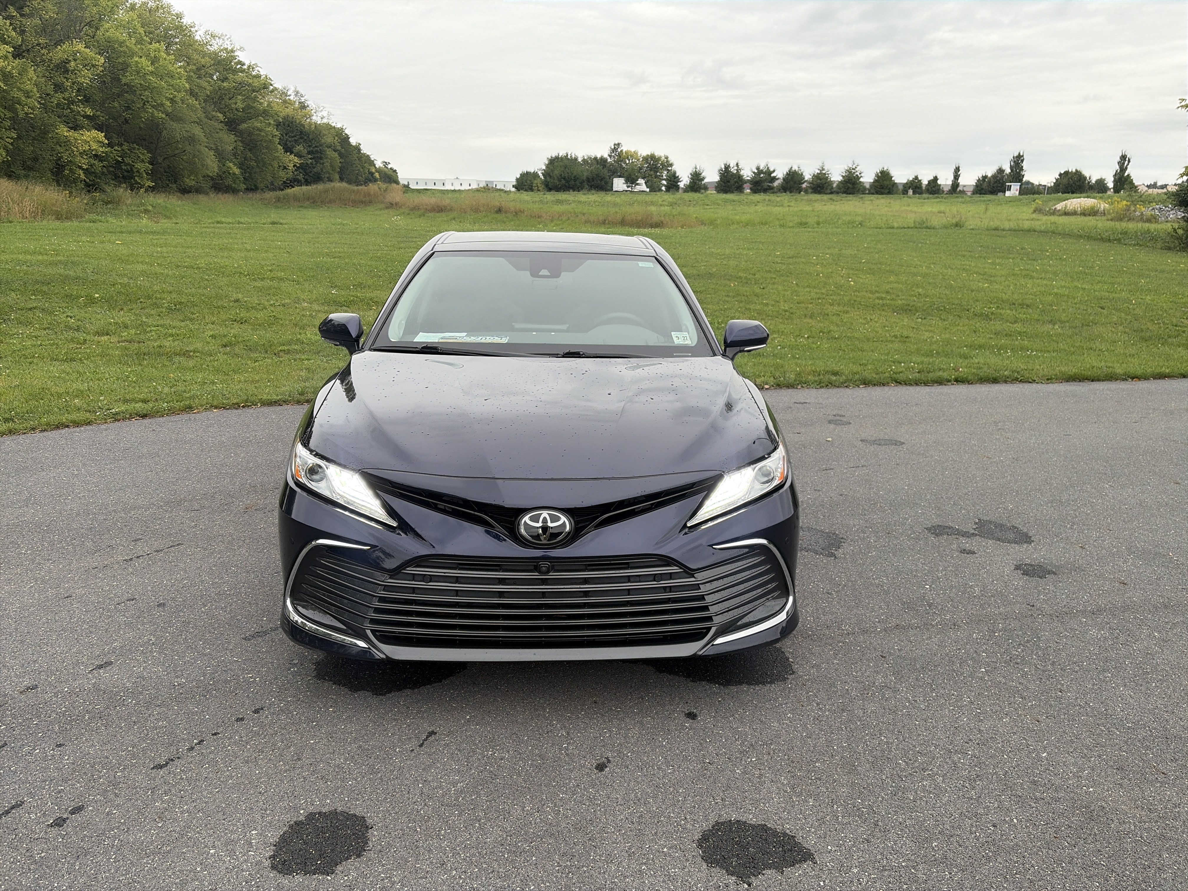 Used 2022 Toyota Camry XLE w/ Navigation Package FWD image 2