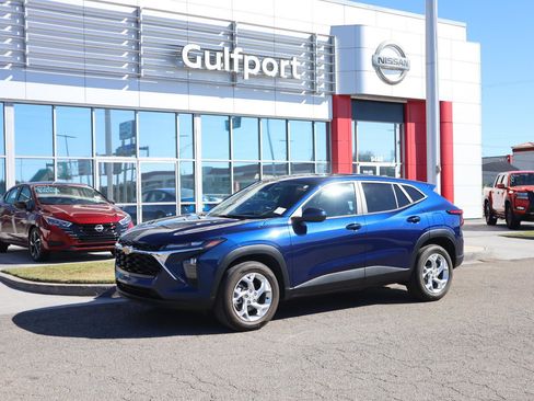 Used 2024 Chevrolet Trax LS w/ LS Convenience Package image 2