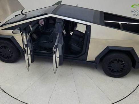 Used 2024 Tesla Cybertruck AWD Crew Cab image 81