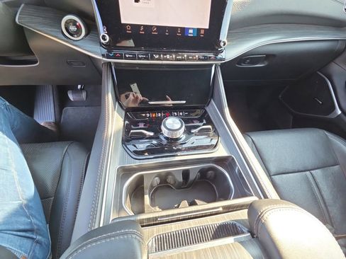 Used 2024 Jeep Wagoneer L Series III w/ Flexible Seating Group image 15