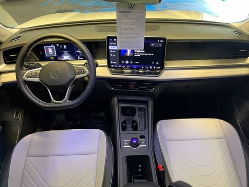 Certified 2025 Volkswagen Tiguan SE w/ Panoramic Sunroof Package FWD image 19