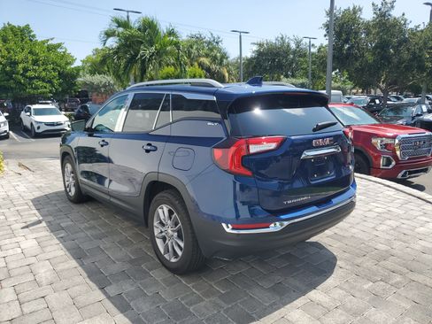Used 2022 GMC Terrain SLT w/ Infotainment Package II FWD image 4